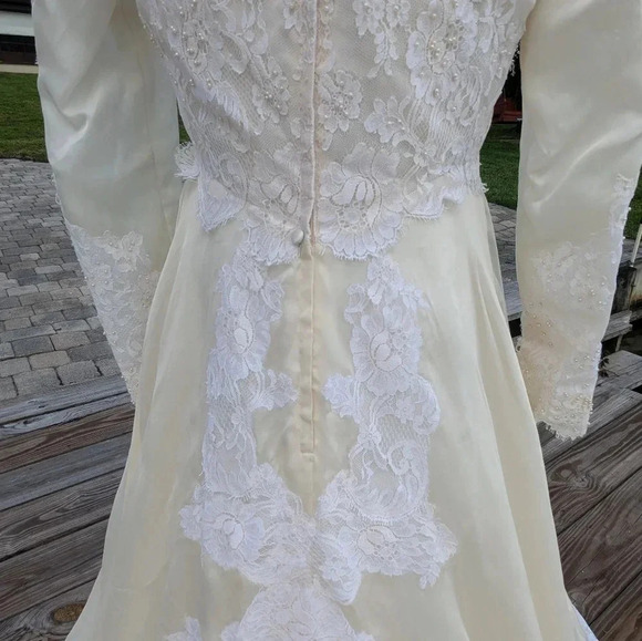 Vintage Unbranded Long Sleeve Ivory Wedding Dress - Picture 9 of 13
